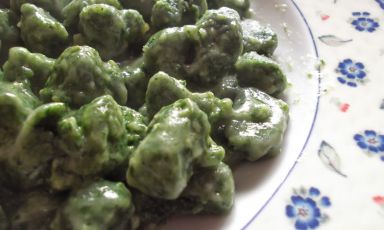 I caratteristici strangolapreti sono il "Piatto del Mese" bresciano, la prelibatezza celebrata dal territorio anche in concomitanza con Erg-East Lombardy, la Lombardia Orientale che è stata nominata Regione Europea della Gastronomia 2017. Alda Fantin racconta storia, leggende e preparazioni di questo goloso primo piatto (foto Giallo Zafferano)
