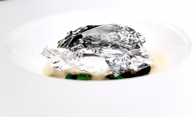 Branzino al cartoccio, olive candite e limone al sale: piatto del 2018, di Davide Oldani, che esemplifica la ricerca dello chef tra cucina, arte, design
