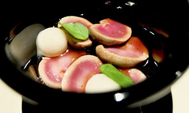 Il nostron piatto assoluto al Contraste di Matias Perdomo e Simon Press: Rognoncini di coniglio, crema di anguilla di Cabras, gelato di aceto. Memorabile
