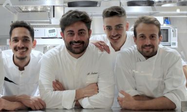 Francesco Sodano, secondo da sinistra, con parte della brigata de Il Faro del Capo d'Orso, a Maiori (manca ad esempio il sous e pastry chef, che poi è suo fratello Salvatore Sodano): da sinistra, Joshua Andrea Acquaviva, lo chef, Benito Palladino e Gianmarco Romani
