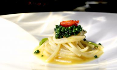 Spaghettone di Gragnano al pomodoro in bianco, caviale di basilico, crema di datterini gialli del Vesuvio: interpretazione eccellente di un classico, la firma è di Marco Del Sorbo alla Terrazza Fiorella dell'Art Hotel Villa Fiorella di Massa Lubrense, in Penisola Sorrentina
