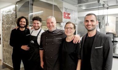 Gli Izzo al completo: Emanuele, Maicol, Michele, Lucia e Valerio. Due generazioni in equilibrio perfetto, al loro Piazzetta Milù di Castellammare di Stabia (foto Tanio Liotta)
