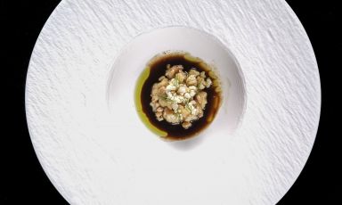 Cavolfiore, liquirizia, pinoli e aneto è il Piatto del 2023 di Giacomo Lovato, chef del ristorante Borgia, a Milano
