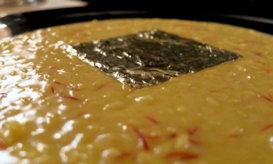 Riso, oro e zafferano, piatto iconico di Gualtiero Marchesi. Lo abbiamo assaggiato una volta di più, di recente, al Grand Hotel Tremezzo, assieme ad ulteriori celebri ricette del Maestro, ma anche altri classicissimi dell'alta cucina
