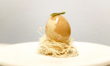 Uovo di quaglia marinato nel tè, foglie di tè edibili, pasta kataifi. Una bomba di sapore intenso e raffinato, appetizer che fa subito capire la qualità del nuovo Serica, cucina contaminata italo-cinese in viale Bligny a Milano
