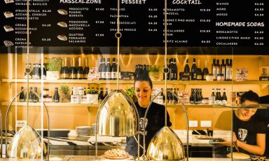 The counter at Amor, the pizzeria of Gruppo Alajmo and Philippe Starck opened to the public on Wednesday 10th April in Corso Como 10 in Milan, tel. +390247703699 (photos from Lido Vannucchi)
