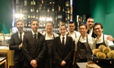 Yoji Tokuyoshi con la sua brigata e lo staff di sala, nell'immagine di Tanio Liotta. Lo chef giapponese sta portando avanti un'originale commistione tra cucina nipponica e italiana, lui la chiama "cucina contaminata"
