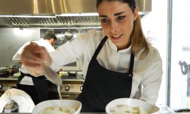 Lucia De Prai, romana, classe 1990, pasticcera del ristorante The Cook di Genova. In passato, è stata capopasticcera del ristorante Quique Dacosta di Denia, in Spagna, 3 stelle Michelin
