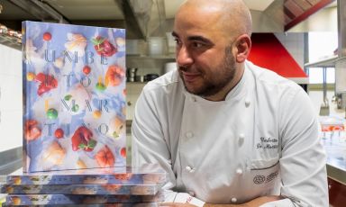Lo chef Umberto De Martino della Florian Maison di San Paolo d'Argon (Bergamo) davanti ad alcune copie del suo primo libro
