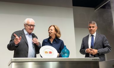 Alain Ducasse&nbsp;premiato a&nbsp;Identit&agrave; Milano 2026&nbsp;da&nbsp;Enrico Berto, Direttore Generale Berto&rsquo;s, e&nbsp;Cinzia Benzi&nbsp;di&nbsp;Identit&agrave; Golose
