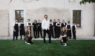 Lo chef-patron Stefano Cerveni con lo staff del Due Colombe di Corte Franca (Brescia), in una foto di un paio d'anni fa. Il ristorante è un punto di riferimento ormai classico del mangiarbene in Franciacorta
