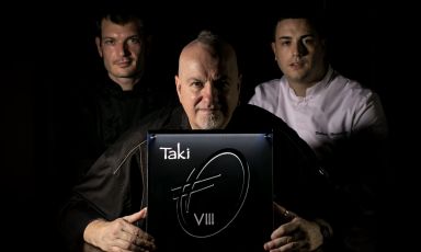 Al centro ligure Massimo Viglietti, ora chef di Taki Off, temporary restaurant nel giardino dell'hotel La Place di Roma. Con lui, Valerio Mercadante e il sous-chef Andrea Fiducia
