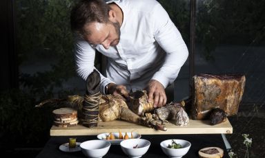 Edoardo Tilli, chef-patron di Podere Belvedere a Pontassieve (Firenze), chino sul banco dei suoi straordinari insaccati di selvaggina. Foto di Lido Vannucchi
