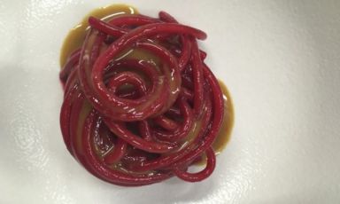 Spaghetto in succo di barbabietola, salsa curry e cocco di Enzo Di Pasquale, chef di Bistrot 900 di Giulianova (Teramo), insegna novità nella Guida ai Ristoranti di Identità Golose. Abbiamo appena pubblicato la ricetta sulla newsletter Identità di pasta
