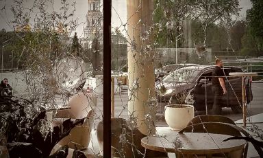Shattered windows next to the dining tables at Elevato restaurant in Kyiv, struck by a fragment from a Russian kamikaze drone. Yet the restaurant has not closed; it continues to serve its meals and, above all, to offer its customers a few hours of happiness. This is Ukrainian hospitality in wartime: a desperate effort to survive

