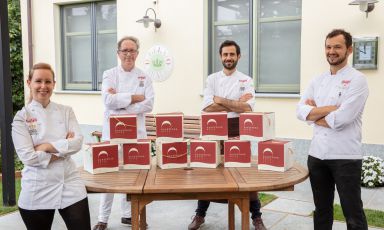 Elisa Fornasiero, Gian Piero Vivalda, Christian Conidi e Luca Zucchini, ossia i volti di AtelieReale, il laboratorio di pasticceria dell'Antica Corona Reale di Cervere (Cuneo)
