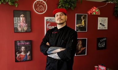 Il "comaschissimo" Emanuele Castoldi dopo una carriera da musicista industrial metal &egrave; tornato alle origini (nonno pasticcere, da ragazzo aveva iniziato a lavorare in una pizzeria): ha aperto Baked! a San Fermo della Battaglia, pochi km da Como
