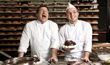 Emilio e Nicola Goglia, padre e figlio alla guida di Emilio il Pasticcere, bella (e buona) insegna dolce a Casal di Principe, nel Casertano
