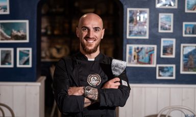 Il pizzaiolo albanese Endrit Rustemi, 34 anni, e l'inseparabile stecca dono del maestro algerino Jamal. È tutta rattoppata ma continua ad usarla: resta il suo portafortuna da Carmelina, il suo locale a Brescia  
