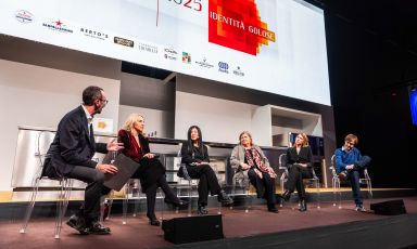 L'incontro dedicato all'enoturismo nel Main Stage di Identità Milano: da sinistra Federico De Cesare Viola, Roberta Garibaldi, Stevie Kim, Cristina Ziliani, Francesca Planeta e Guido Martinetti (tutte le foto sono di Brambilla-Serrani)
