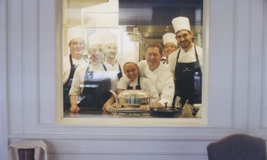 Chicco Cerea sorridente con alcuni membri del suo staff, al Da Vittorio&nbsp;di Brusaporto (Bergamo)
