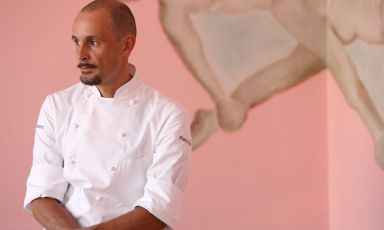 Continua la grande iniziativa di Identità Golose, "I piatti dell'estate": le migliori ricette d'autore dei più grandi chef italiani, che esaltano sapori e profumi della stagione calda. Ecco Gambero e ciliegia, un piatto di Enrico Crippa del tristellato Piazza Duomo di Alba (Cuneo)
