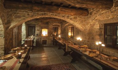 Il refettorio è uno dei punti centrali dell'Eremito, a Parrano (Terni): qui la cena viene servita  rigorosamente in silenzio, senza luce elettrica ma illuminata da candele, il fuoco del camino acceso e il sottofondo di canti gregoriani
