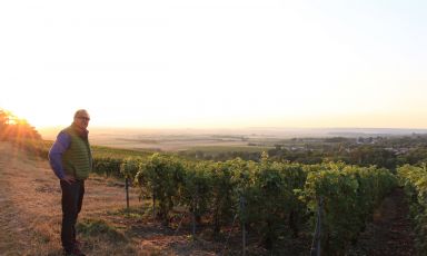 Eric Colulon davanti alle sue amate vigne, che vantano un’età media di 40 anni, molto raro per la Champagne
