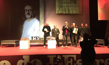 Massimo Bottura sul palco della Leopolda a Firenze, ultimo dei premiati a salirvi. Per il secondo anno consecutivo, ha ricevuto il premio per il Pranzo dell'Anno
