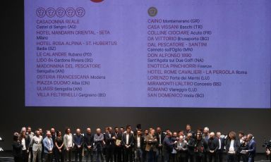 Tutti gli chef premiati alla presentazione della Guida dell'Espresso 2020 sul palcoscenico del Teatro del Maggio Musicale Fiorentino a Firenze per la foto ricordo
