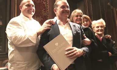 A souvenir photo with Bruna and her five children in Bergamo at the presentation of the book published by Mondadori and dedicated to one of the greatest families in the global restaurant scene: Da Vittorio, storie e ricette della famiglia Cerea. Left to right: Bobo, Chicco, Francesco, Rossella, Barbara and their mother. Where’s Chicco? He’s there, but you can’t see him, hidden behind Francesco. If you look hard, his right shoulder shows on top of Francesco’s and Bobo’s hands. Photo by Paolo Marchi
