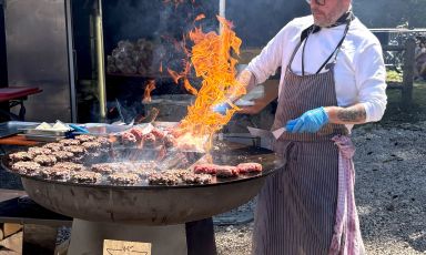 Eugenio Boer&nbsp;ai Laghi di Fusine menre prepara i suoi hamburger d'autore
