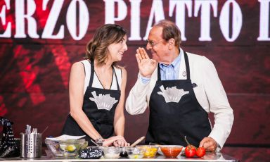 Lisa Casali ha iniziato a metà maggio a condurre il programma The CooKing Show nella sua versione live nel Mediacenter di Expo, mentre è in onda dal 1 giugno, dal lunedì al venerdì, alle 12.30 su Rai3. Renzo Arbore, qui insieme a Lisa sul set, è stato uno degli ospiti più illustri (e particolari) di questi primi mesi di trasmissione (tutte le foto sono di Eugenio Luti)