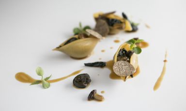 Lumaconi alla boscaiola: il formato di pasta secca dei lumaconi prende il&nbsp;posto delle lumache, nel piatto concepito da Felice Lo Basso, chef pugliese del ristorante milanese&nbsp;Felix Lo Basso, una stella Michelin da poche settimane
