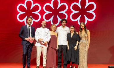 Luiz Filipe Souza (ristorante Evvai, San Paolo, secondo da sinistra)&nbsp;e&nbsp;Ivan Ralston (Tuju, San Paolo, terzo da destra) premiati ieri sera al Copacabana Palace di Rio de Janeiro (foto Michelin)
