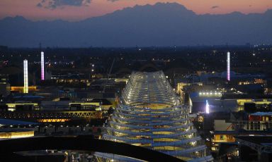 Nello scatto dell'agenzia Fotogramma, una emozionante e romantica veduta aerea del sito dell'Expo al tramonto. Ormai mancato tre giorni appena al via della seconda Esposizione Universale allestita a Milano. La prima risale al 1906 e aveva per tema i trasporti, allora solo quelli su rotaia