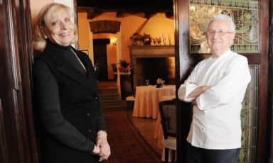 Renata ed Ezio Santin in una foto scattata nella sala della loro Antica Osteria del Ponte, il ristorante stellato alla Cassinetta di Lugagnano, tra Abbiategrasso e Milano
