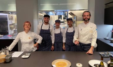 Al pass di Identità Golose Milano, la brigata del Tancredi che ha seguito a Milano lo chef Roberto Stefani, l'ultimo a destra. All'altro estremo, la pastry chef Annalisa Borella, consulente del ristorante per la sua proposta dolce
