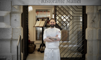 Fabio Tammaro davanti all'entrata del Maffei di piazza delle Erbe a Verona. Lo chef campano, da tempo attivo nella scena gastronomica scaligera, è diventato da questo autuno chef della storica insegna guidata da Luca Gambaretto. Foto Tanio Liotta
