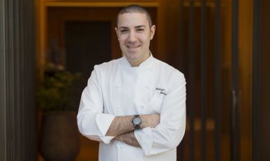 Il pasticcere Fabrizio Fiorani, romano, classe 1986, con alle spalle esperienze presso Il Pellicano a Porto Ercole, l’Enoteca Pinchiorri a Firenze e La Pergola a Roma, da tre anni lavora in Giappone
