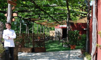 Faby Scarica davanti all'ingresso di Villa Chiara Orto & Cucina, il ristorarante nel verde che ha aperto il 12 febbraio 2015