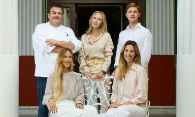 Lo chef Gennaro Esposito con la famiglia Attanasio, proprietaria del&nbsp;Bellevue Syrene&nbsp;a Sorrento: nasce una nuova collaborazione
