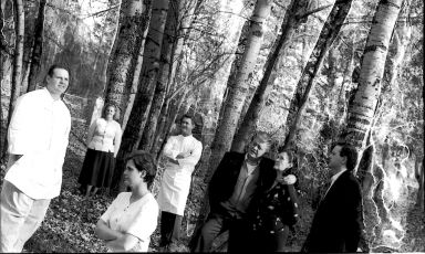 Vittorio Cerea con la moglie Bruna e i figli, in una foto di qualche anno fa. Oggi cade il 60&deg; anniversario dell'inaugurazione del ristorante Da Vittorio
