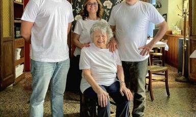 A sinistra in alto, Thomas con sua zia Monica e suo padre Antonio; in basso nonna Milena, recentemente scomparsa, colonna portante del DonGi&ograve;, ristorante calabrese a Milano
