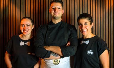 Jurgen Verbofshi, 27 anni, nato ad Atene da genitori albanesi, dal 2021 ha aperto la pizzeria I bravi ragazzi a Meda, in Brianza. Insieme a lui lavorano (da sinistra) la fidanzata Michelle, insostituibile in sala, e la mamma Anila, specializzata nella preparazione dei dolci
