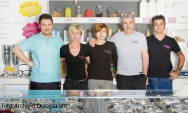 La squadra di Al Settimo Gelo, due gelaterie nel Bolognese: da sinistra Stefano Tarquinio, la compagna Elisa Mascagna, la mamma Loretta, il padre Vincenzo,  e Dean Buratti che lavora al banco (foto gentilmente concessa da Dolcesalato)