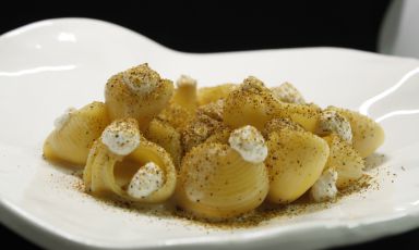 Lumaconi, cocco, mandorla acida e polvere di cozze alla brace: il piatto dell'estate di Valentina Rizzo
