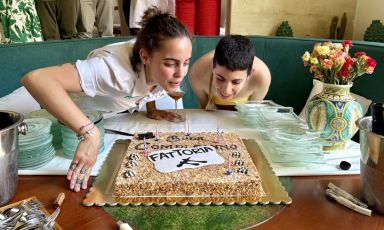 Francesca&nbsp;e&nbsp;Carla Barone&nbsp;soffiano sulle candeline del compleanno di Fattoria delle Torri

