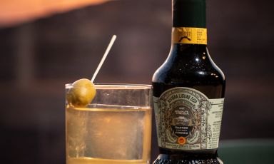 La prima edizione del contest Reverso Martini, ideato da Gintastico in collaborazione con il Frantoio di Sant’Agata d’Oneglia ha posto l’oliva taggiasca al centro dell’universo Martini, trasformandola da semplice guarnizione a ingrediente chiave del drink. Foto: Mike Tamasco
