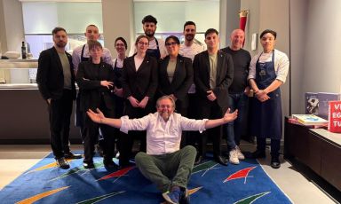 Cristiano Tomei con le brigate di sala e di cucina